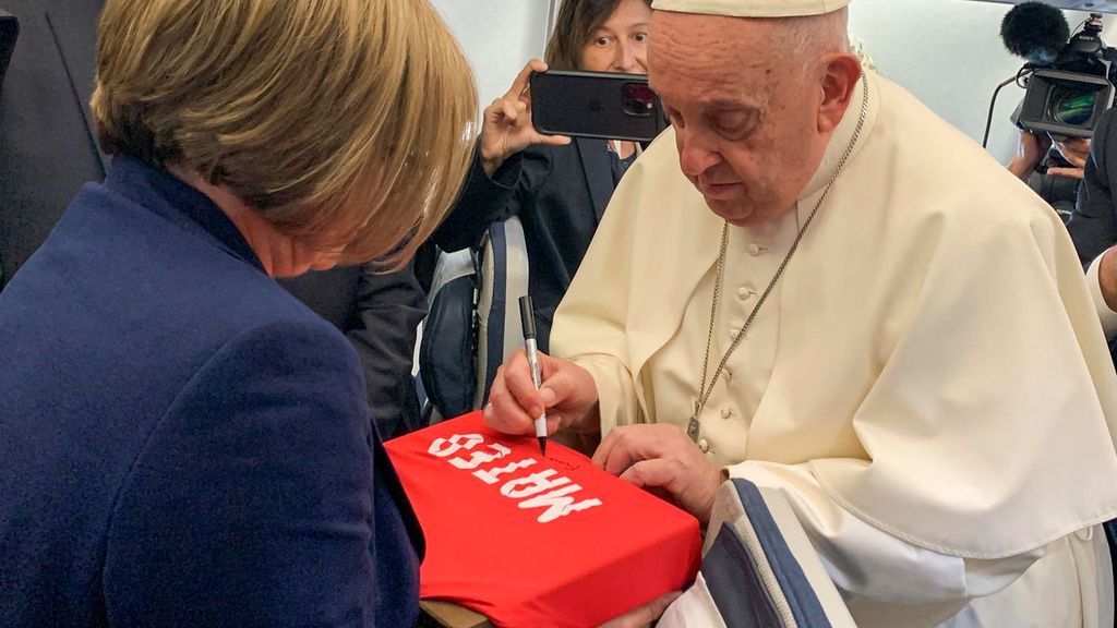 El papa firma una camiseta enviada por la familia de Mateo, el niño asesinado en Mocejón