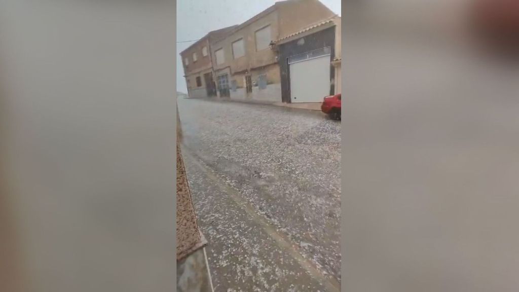 El temporal de lluvia deja un caos en los transportes en Baleares con retrasos en los vuelos y problemas en trenes y autobuses