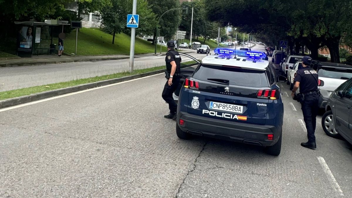 La Policía Nacional consigue rescatar a un joven antes de que cayese al vacío en Cazoña, Cantabria