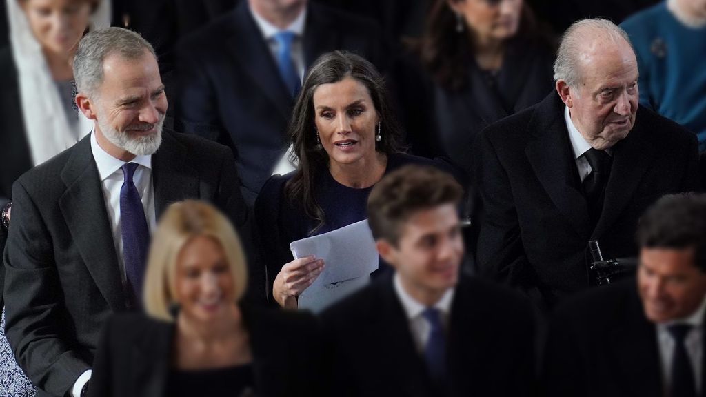 Los reyes Felipe VI y Letizia junto al rey emérito Juan Carlos en febrero de 2024.