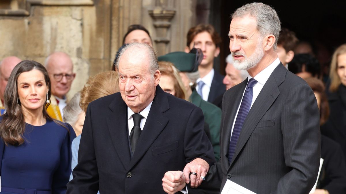 Los reyes Felipe VI y Letizia junto al rey emérito Juan Carlos en febrero de 2024.