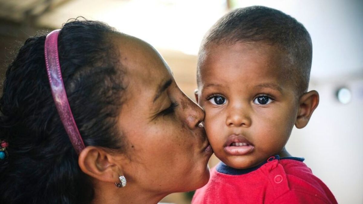 Madre de acogida con un niño africano