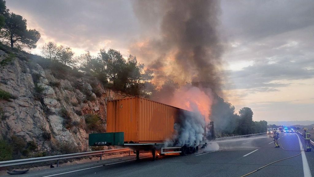 Muere un conductor calcinado tras el accidente entre dos camiones en la AP-2 en Tarragona