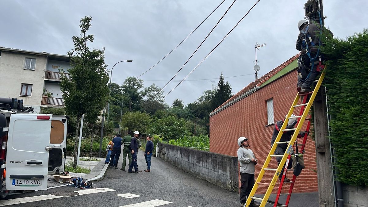 Operarios de electricidad en Amorebieta