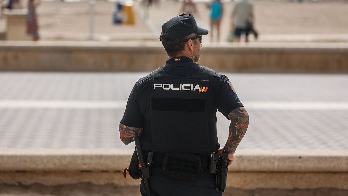 ROBER SOLSONA……20240627…VALENCIA……La delegada del Gobierno en la Comunitat Valenciana, Pilar Bernabé, asiste, junto el jefe superior de Policía en la Comunitat Valenciana, Carlos Gajero, a la presentación de policías que reforzarán la plantilla de la Policía Nacional en la provincia de Valencia durante la Operación Verano 2024.