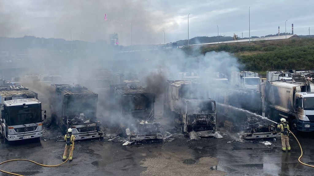 Seis camiones calcinados tras el incendio en una parcela al aire libre perteneciente a Prezero