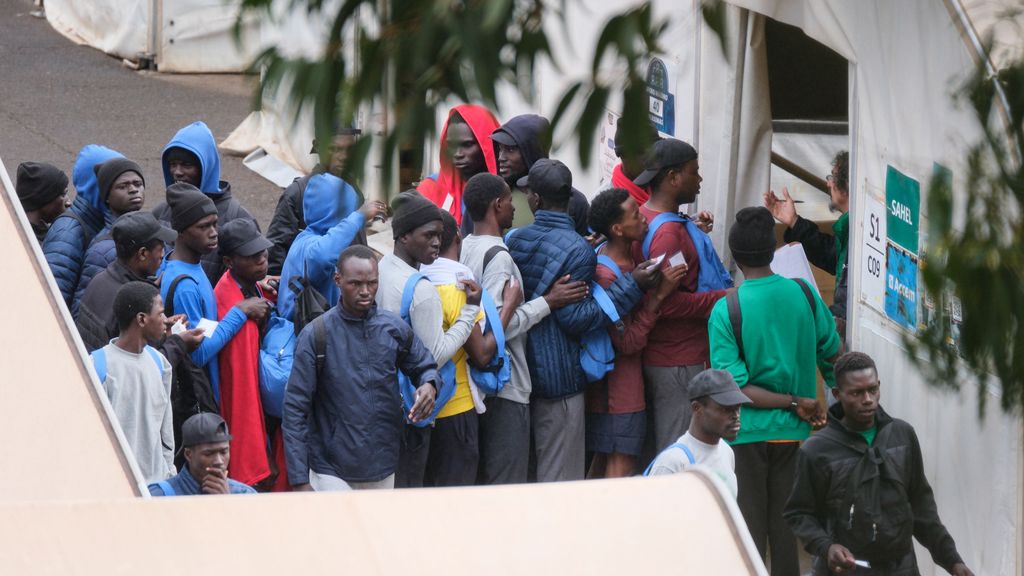 Un grupo de jóvenes migrantes en el Centro de Atención Temporal para Extranjeros de Las Raíces, en el municipio tinerfeño de La Laguna