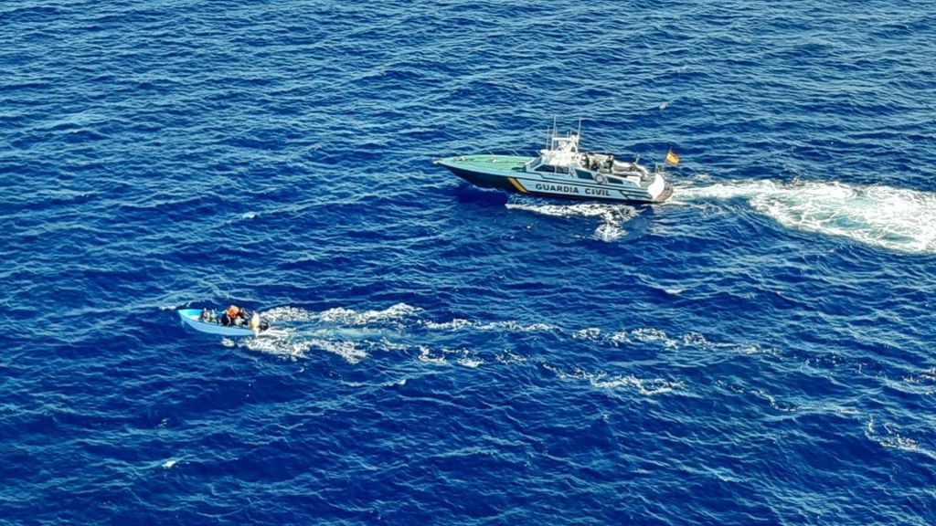 Una patrullera de la Guardia Civil vigila la llegada de una patera a aguas de la isla de Cabrera