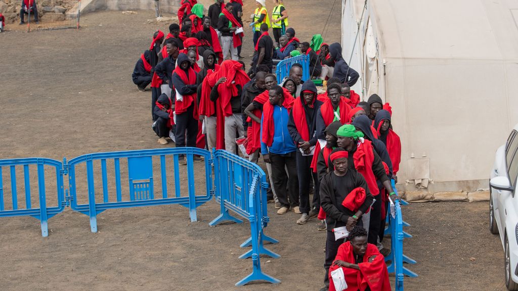 Varios migrantes esperan para ser trasladados al puerto de La Estaca, en El Hierro