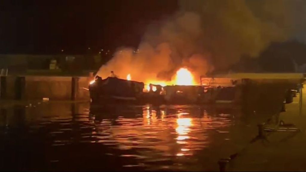 Así ha ardido un barco pesquero atracado en el muelle de Camariñas (A Coruña)