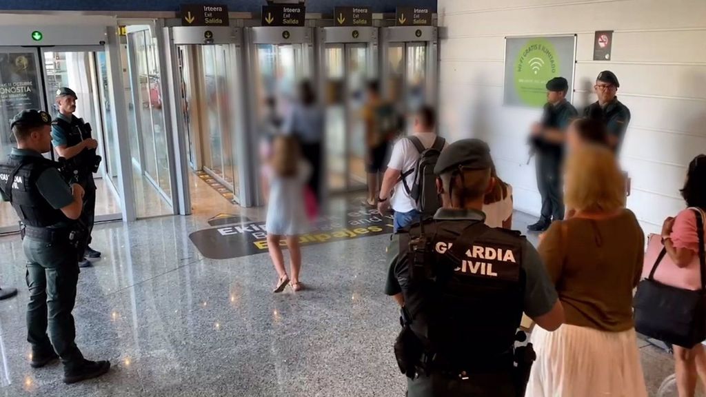 Agentes de la Guardia Civil en el Aeropuerto de Bilbao