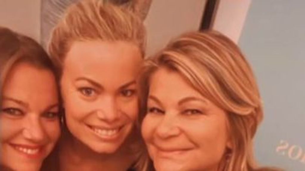 Caritina y Carla Goyanes junto a su madre, Cari Lapique