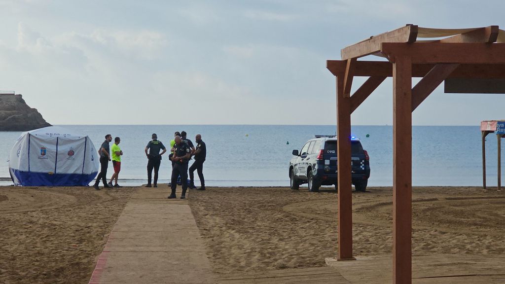 Efectivos policiales en la playa de La Reya, en Mazarrón (Murcia), tras rescatar a una mujer en parada cardiorrespiratoria que finalmente ha fallecido