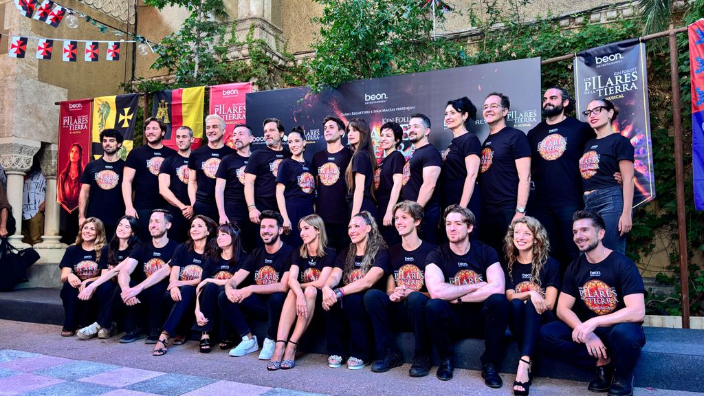 Elenco de 'Los pilares de la tierra, el musical' en su presentación oficial