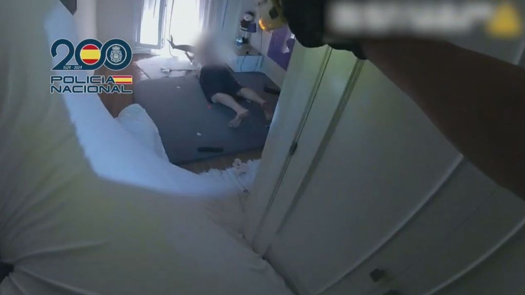 La liberación de una mujer retenida y maltratada en su casa por su pareja en Cádiz, en vídeo