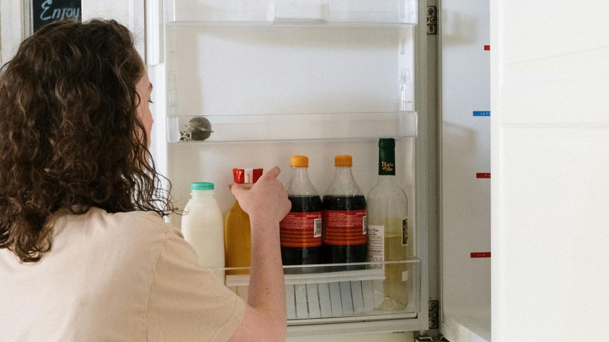 Mujer abriendo el frigorífico