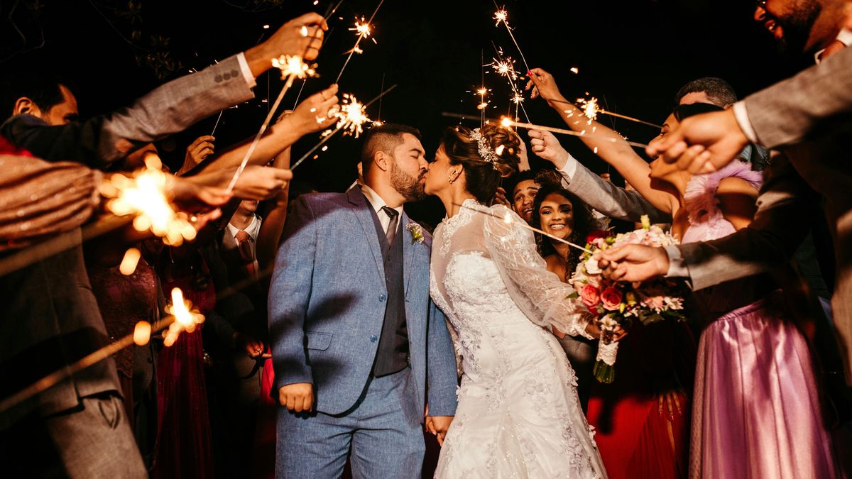 Novios junto a invitados