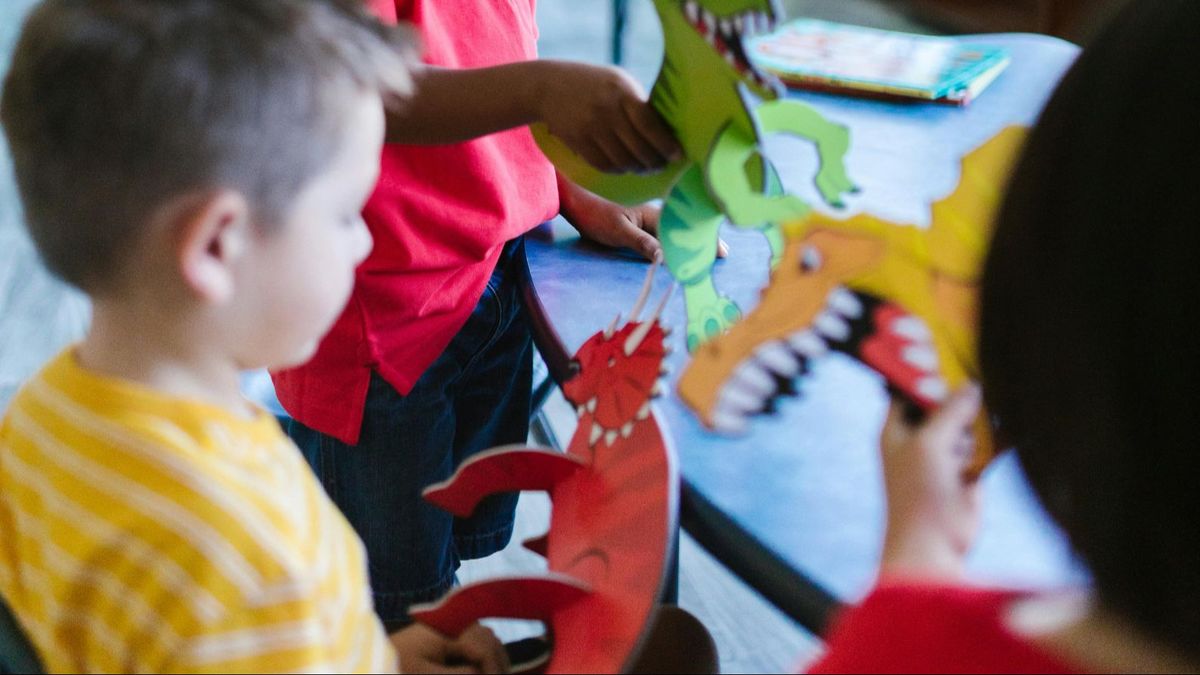 Un grupo de niños en la escuela