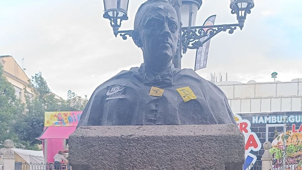 Busto vandalizado de Manuel Fraga, en Vilalba