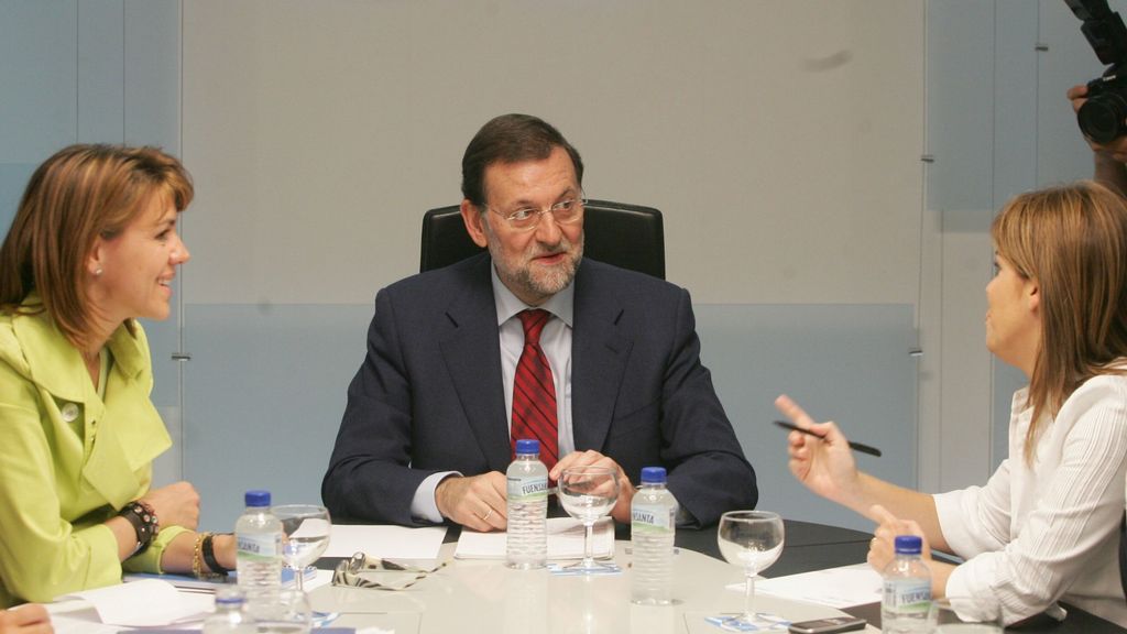 Dolores de Cospedal (i), Mariano Rajoy (c) y Soraya Sáenz de Santamaría (d) en una reunión de la cúpula del Partido Popular