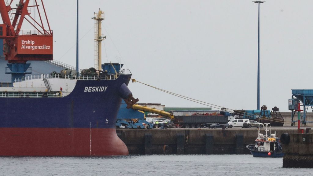 Dos fallecidos y cuatro heridos, dos graves, al caer dos grúas en el puerto de Gijón