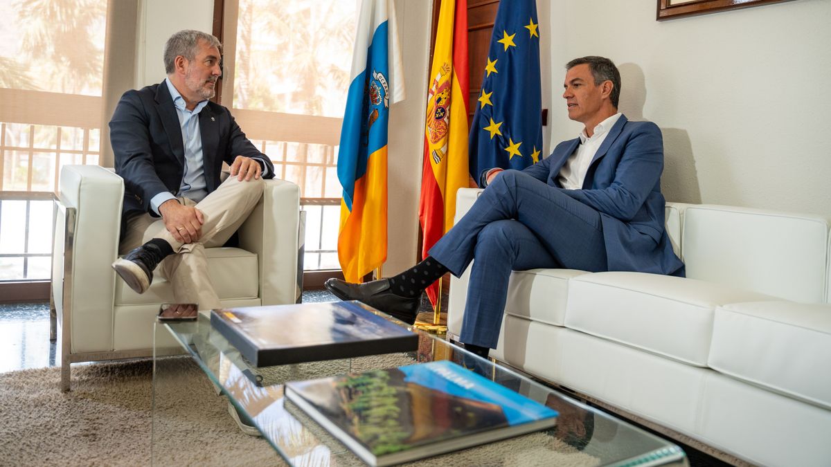 El presidente del Gobierno, Pedro Sánchez (d), y el presidente de Canarias, Fernando Clavijo (i), en una reunión el pasado 23 de agosto