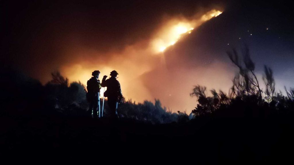 Los incendios forestales activos en Galicia han calcinado ya casi 400 hectáreas en Entrimo y Crecente