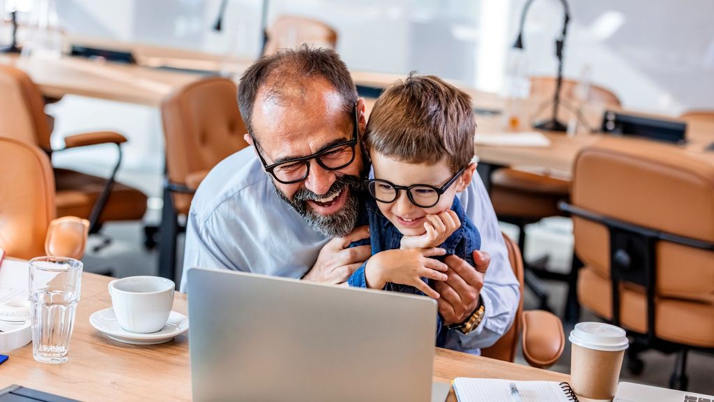 Hombre y niño con gafas