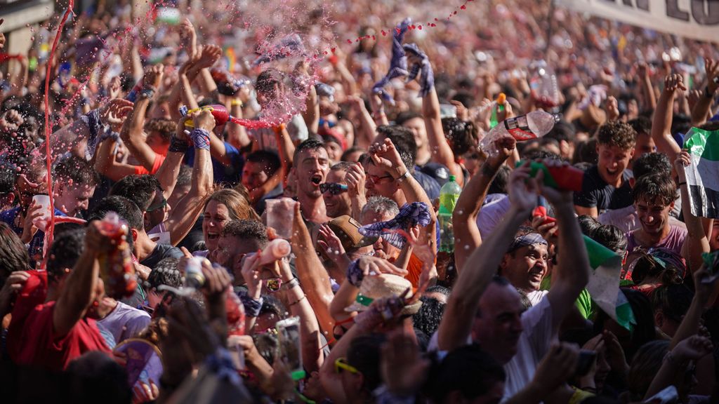 Jóvenes disfrutando en las Fiestas de La Blanca de Vitoria- Gasteiz