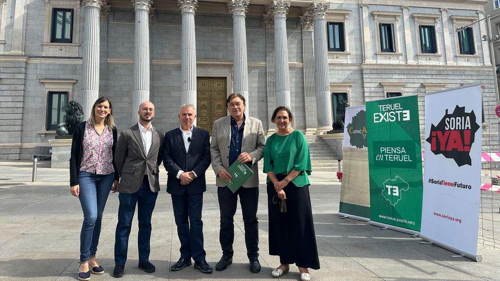 Los portavoces de Cuenca Ahora, Soria ¡YA! y Teruel Existe frente al Congreso de los Diputados en Madrid a 5 de septiembre de 2024