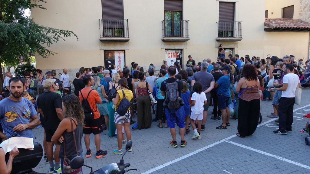 Más de 250 personas se concentraron el martes en Manzanares el Real para pedir a la duquesa que reabra el parque