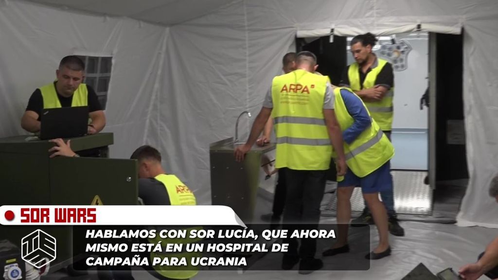 Operarios montando el hospital de campaña para Ucrania