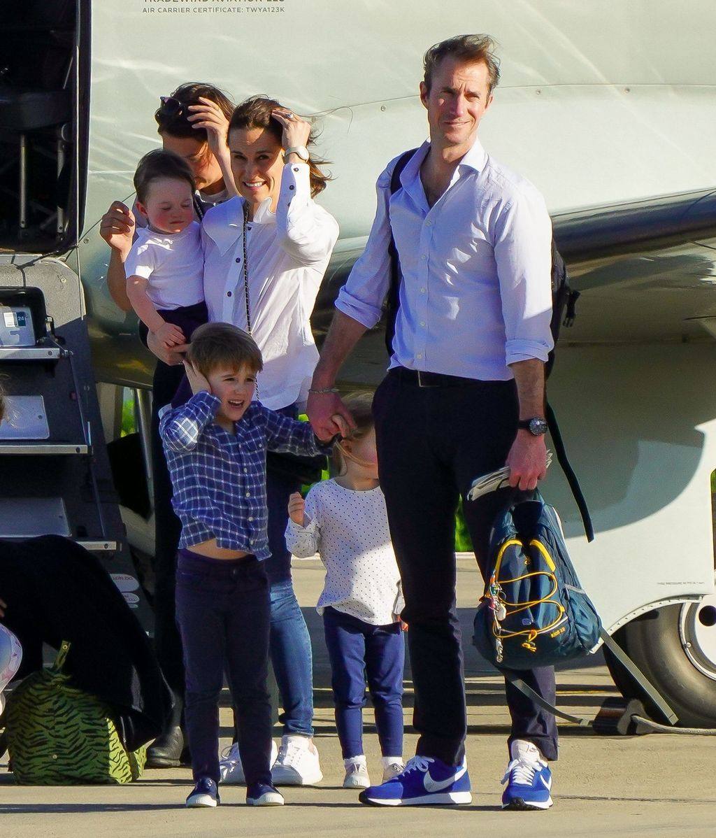 Pippa y su familia bajan de un avión privado