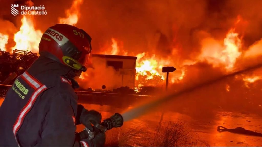 Las imágenes del incendio en una planta de reciclaje en Onda, Castellón