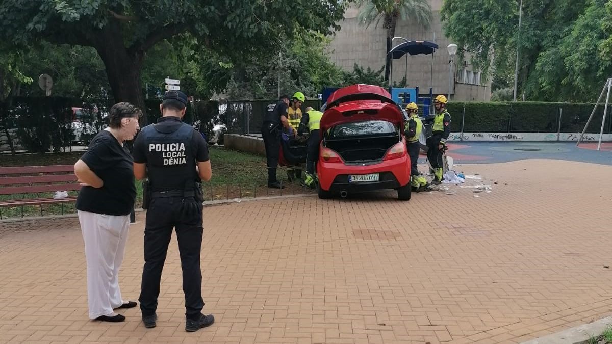 Un conductor drogado invade una plaza en Dénia, Alicante, y atropella a tres personas