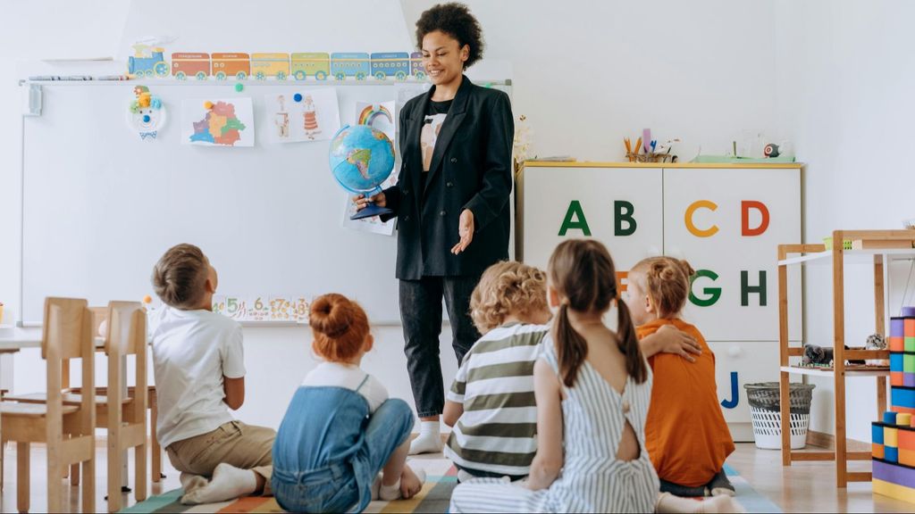 Un grupo de niños en un aula