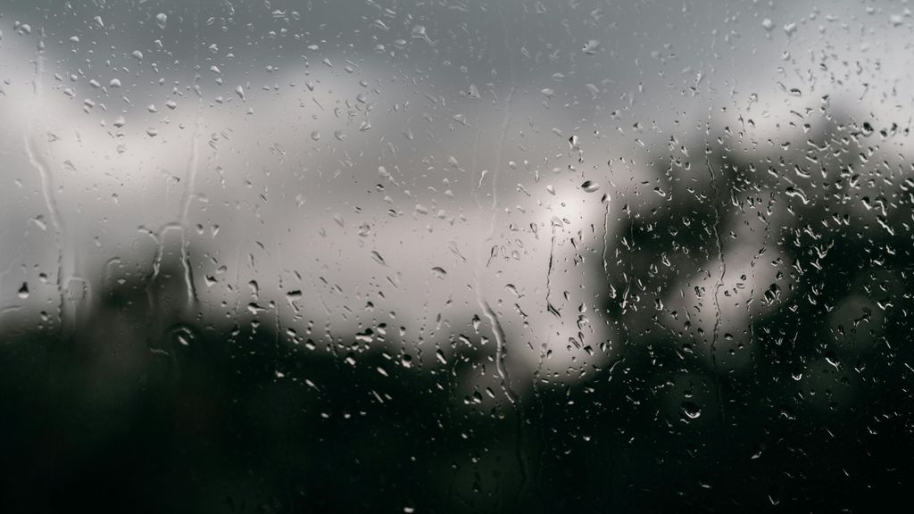 - Una persona camina bajo la lluvia en imagen de archivo.