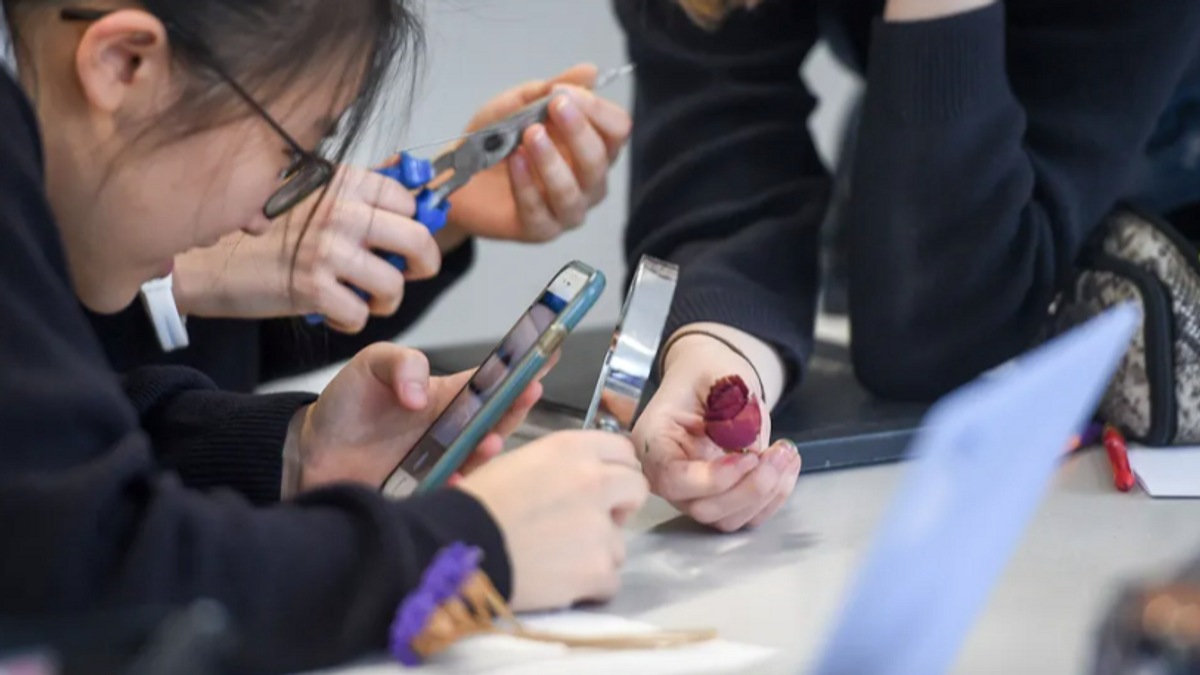 Cataluña inicia el curso escolar: una vuelta al cole marcada por los límites del uso del móvil