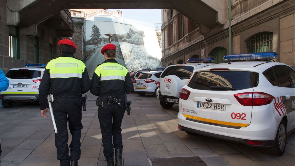 Dos policías locales de Bilbao junto al Ayuntamiento de la capital vizcaína