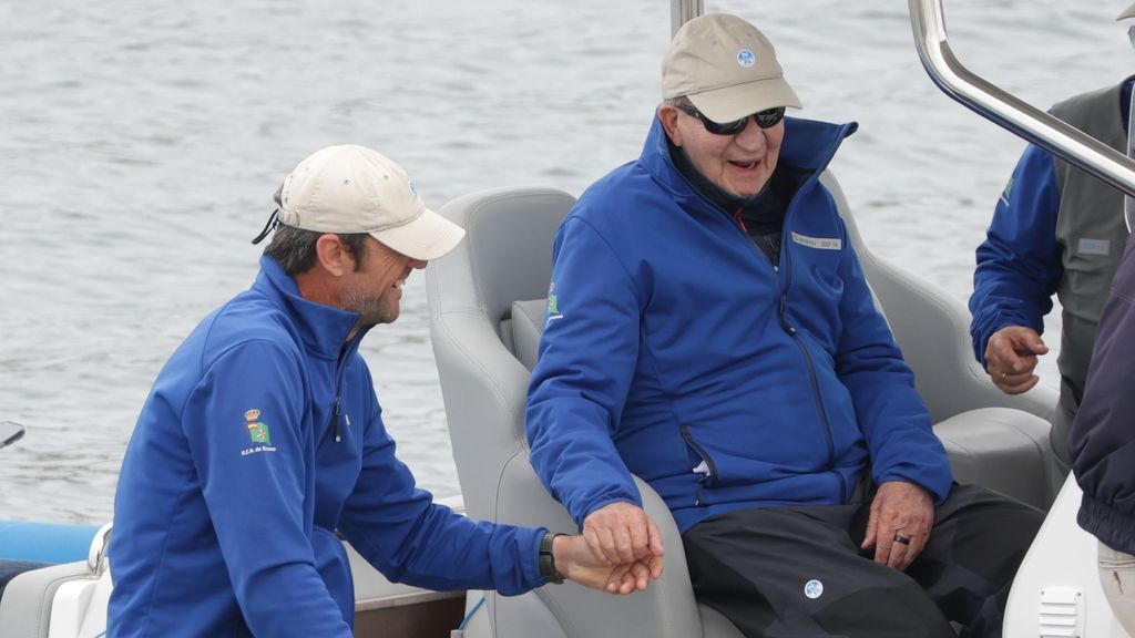 El Rey Juan Carlos embarcando en la lancha "Cristina en el puerto deportivo, a 14 de julio de 2024, en Sanxenxo (Galicia)