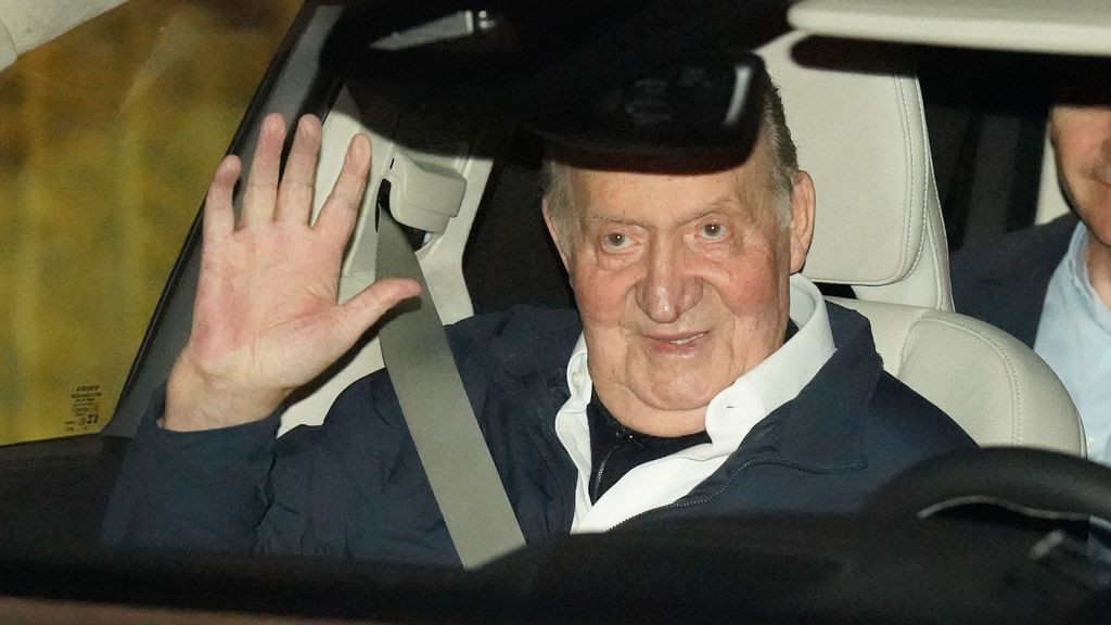 El Rey Juan Carlos sale a cenar al el Real Club Náutico de Sanxenxo