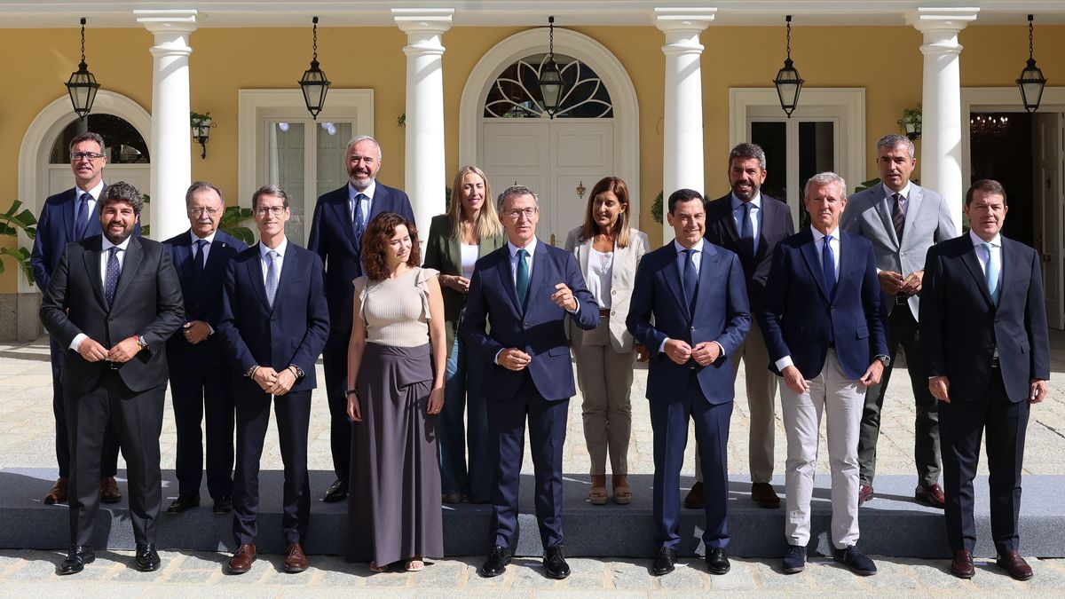 Foto de familia, el presidente del PP, Alberto Núñez Feijóo, junto a los barones del PP