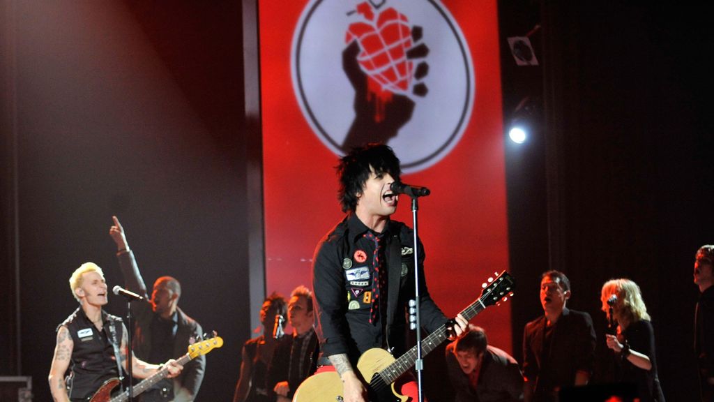 Green Day interpretando 'American Idiot'