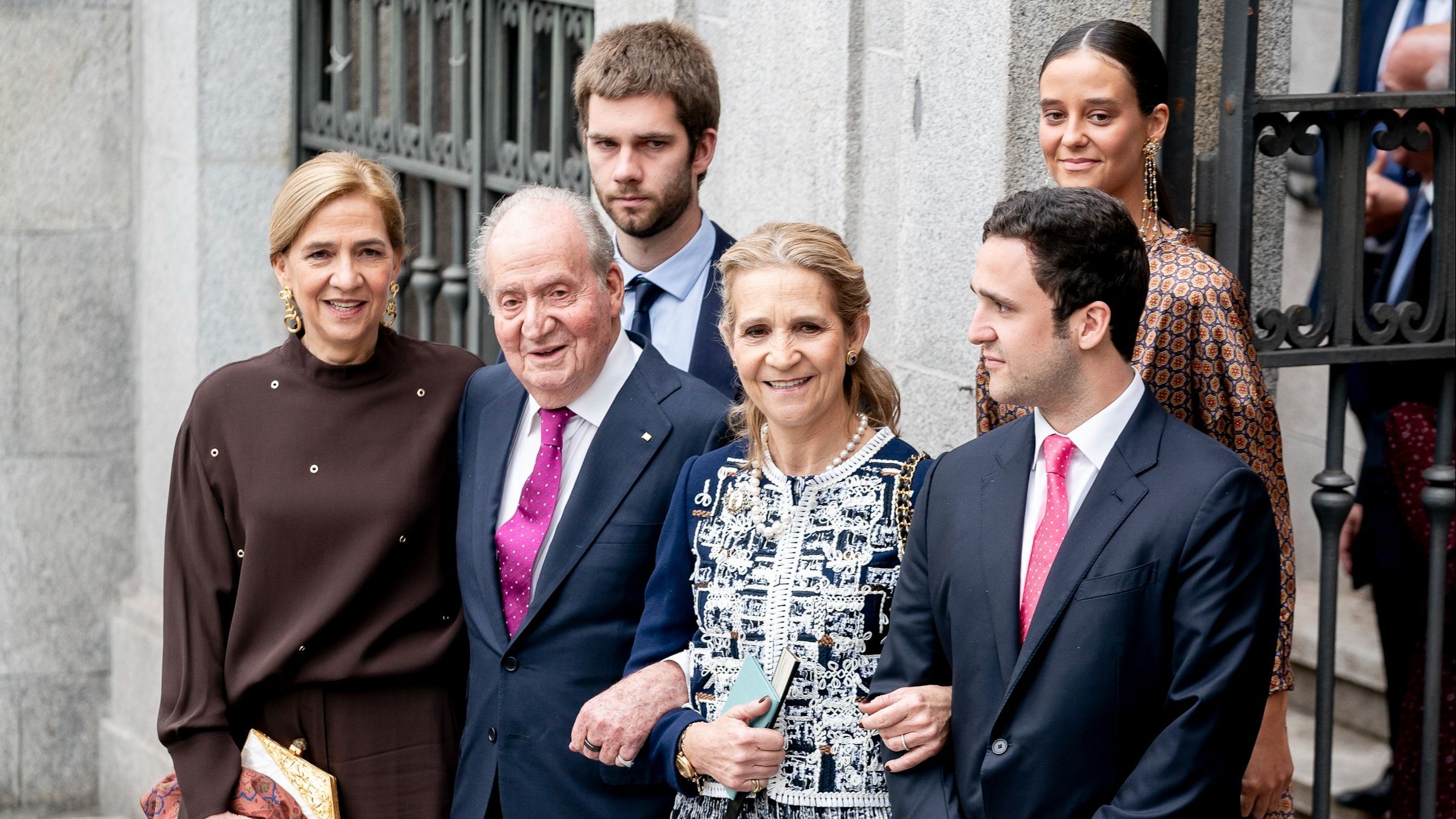 Juan Carlos I posa junto a su familia durante la boda de Teresa Urquijo y José Luis Martínez Almeida