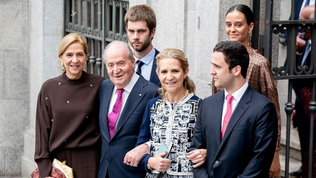 Juan Carlos I posa junto a su familia durante la boda de Teresa Urquijo y José Luis Martínez Almeida