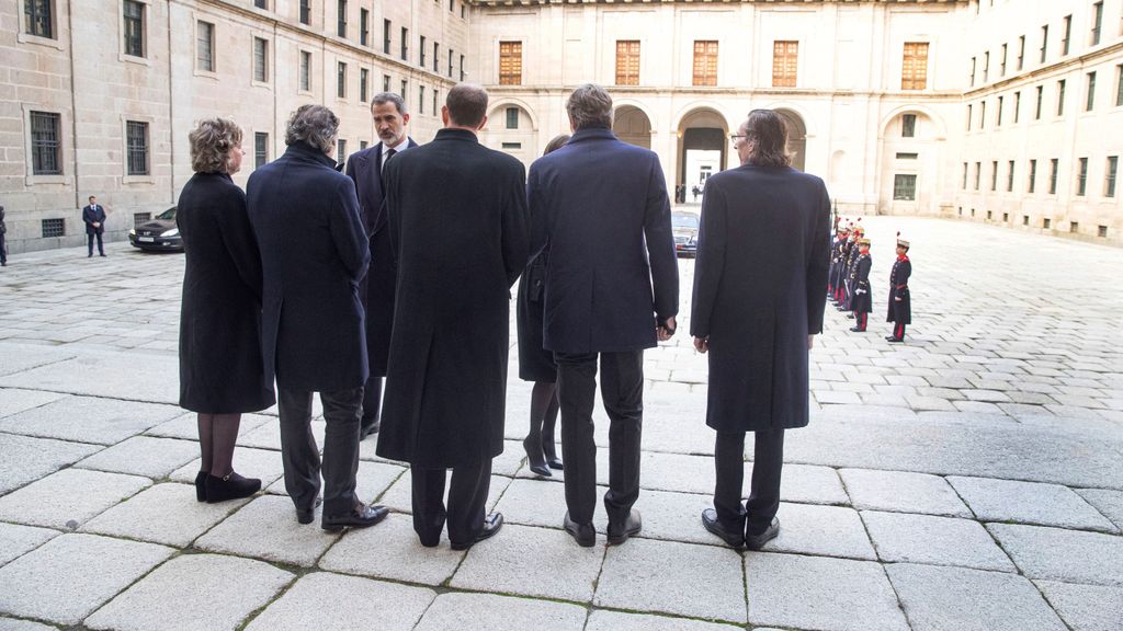 Los cinco hermanos Gómez-Acebo con los reyes Felipe y Letizia en 2020.