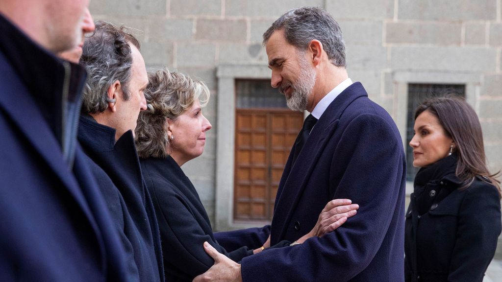 Los reyes Felipe y Letizia saludando a Fernando, Luis, Bruno, Juan y Simoneta Gómez-Acebo en el funeral de su madre, la infanta Pilar, en 2020.