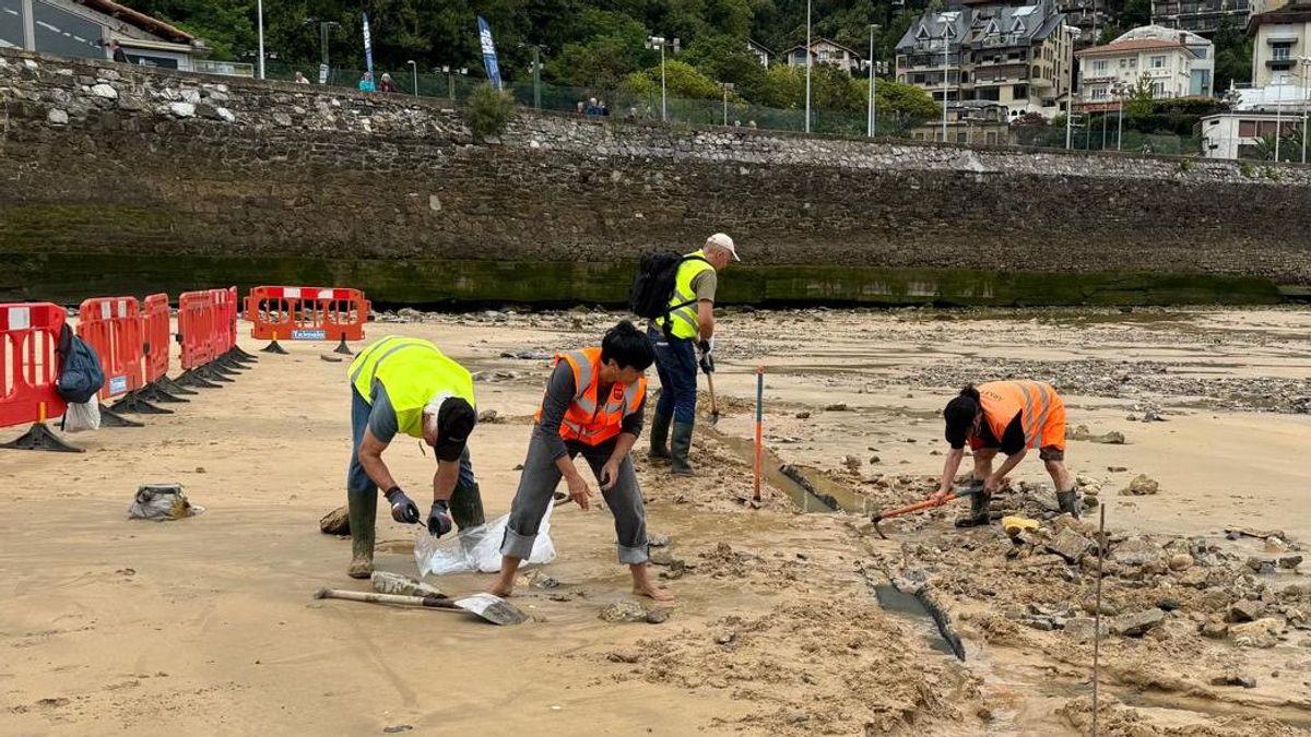 Los técnicos de la Diputación de Gipuzkoa desenterrado barco antiguo en Ondarreta