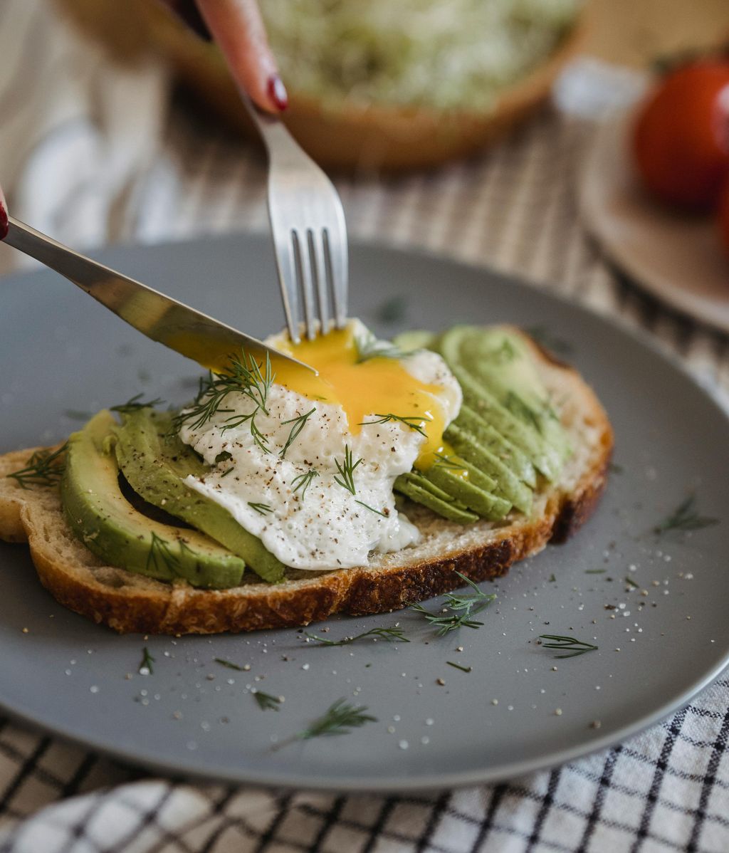 Imagen de una tostada con aguacate y huevo