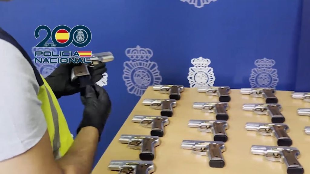 La Policía Nacional ha interceptado un vehículo en Alicante con destino Burdeos que transportaba 35 pistolas modificadas en una caleta